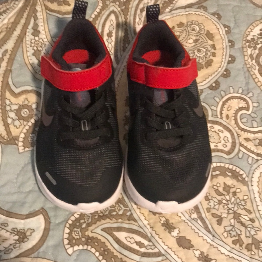 Boys Nike Red And Dark Grey Sneakers Size 6